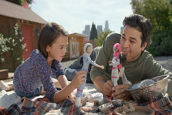 EL JUEGO DE PAPÁ E HIJA CON BARBIE